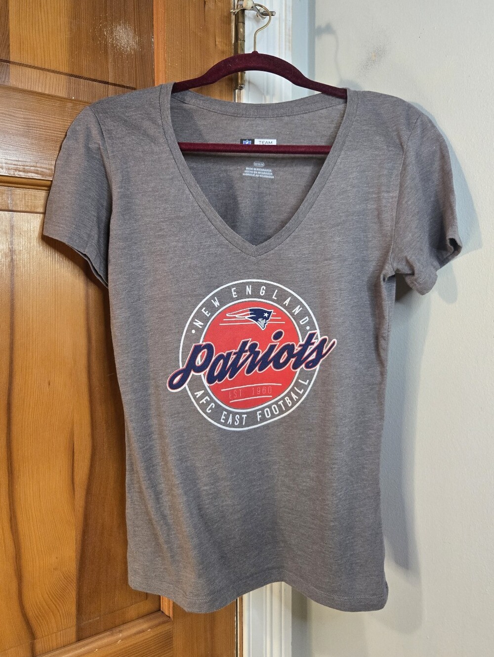 NFL Team Apparel Women's New England Patriots V-neck Tee EUC